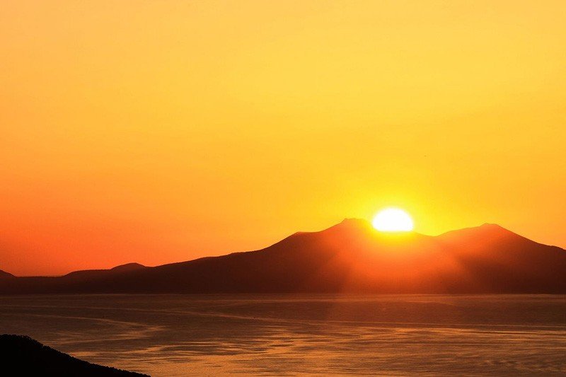 El amanecer en la isla Kunashiri. (Por cortesía de la Asociación de Turismo de Shiretoko Shari-chō.)