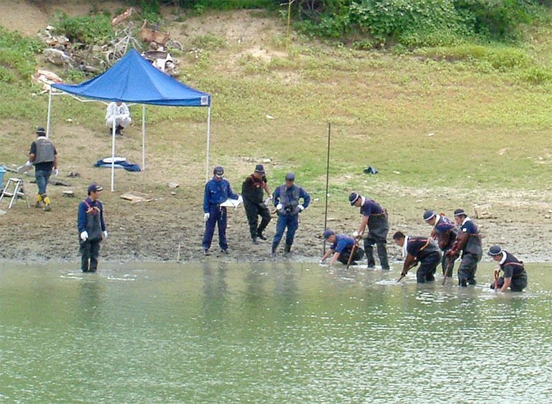 大阪府警搜查员搜查“自杀网站连环杀人案”中嫌犯丢弃被害者挎包等物品的池塘（大阪府和泉市光明池）（2005年8月12日，时事社）