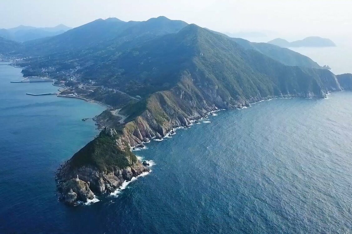 五岛列岛中的第二大岛——中通岛。前方突出的部分，是景观绝佳的人气景点“矢坚目”