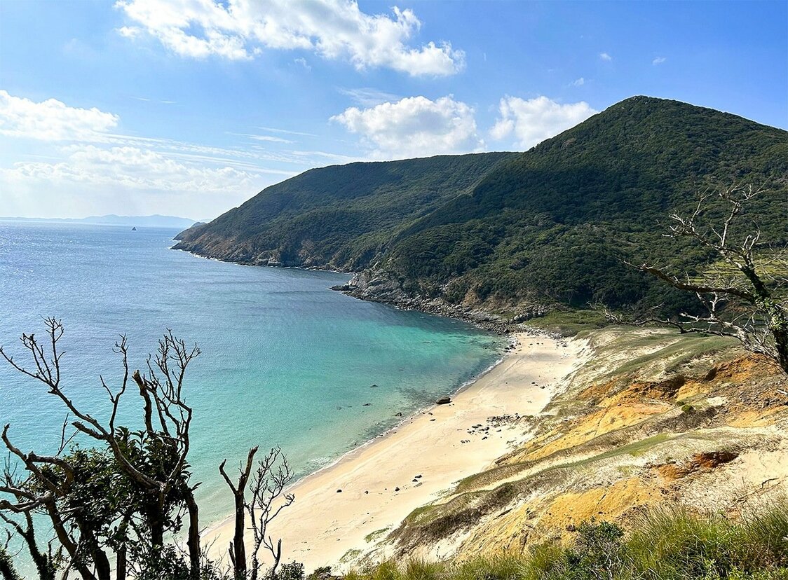 教会から徒歩5分ほどにある野首海岸。白い砂浜とコバルトブルーの海。夏になると外国人を含め多くの海水浴客でにぎわう　写真：天野久樹
