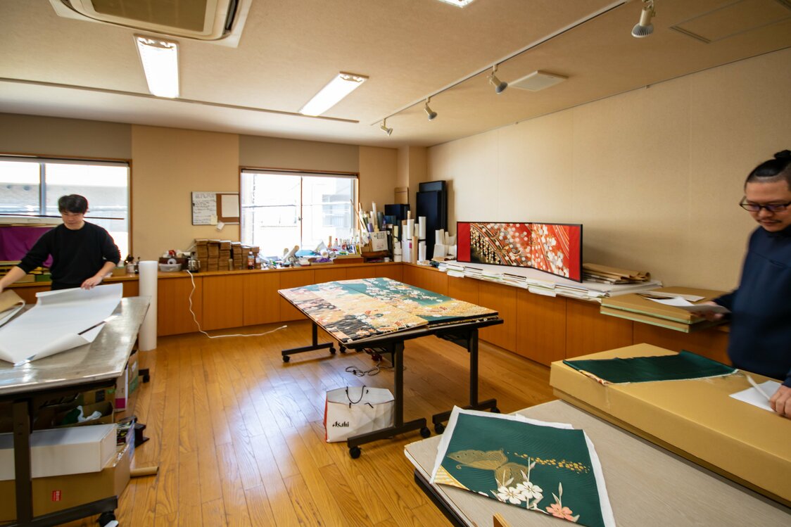 工房での制作風景。依頼から完成まで3カ月かかることも珍しくない