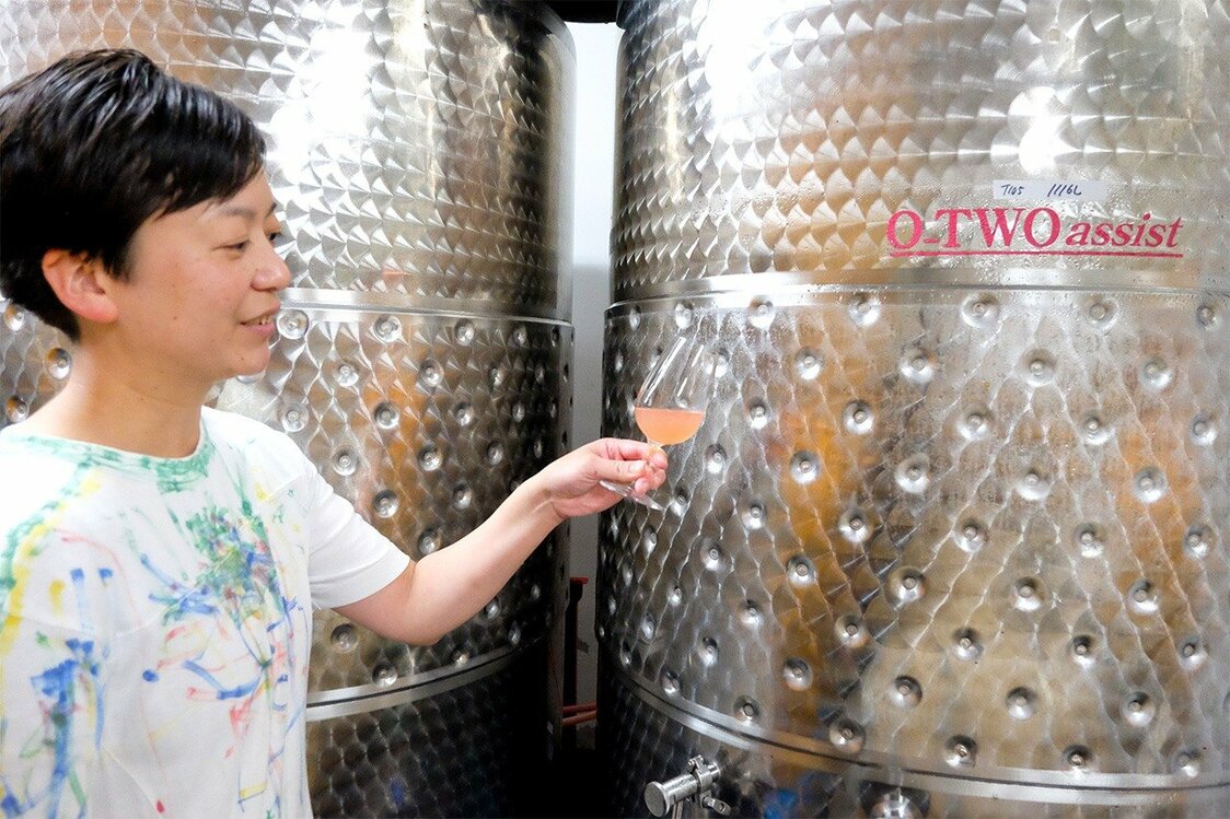 Мията Такако проверяет процесс брожения в винодельне Fukagawa Winery Tokyo (© Косуги Сатоко)