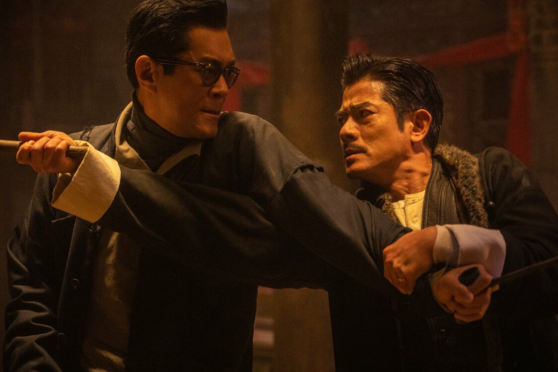 龍捲風役のルイス・クー（左）、陳占役のアーロン・クォック（右）。スター俳優の豪華共演も見どころ　©2024 Media Asia Film Production Limited Entertaining Power Co. Limited One Cool Film Production Limited Lian Ray Pictures Co., Ltd All Rights Reserved.