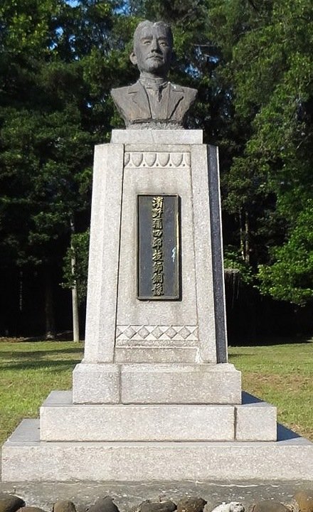 台南市山上水源地の浜野弥四郎銅像（提供：古川 勝三）