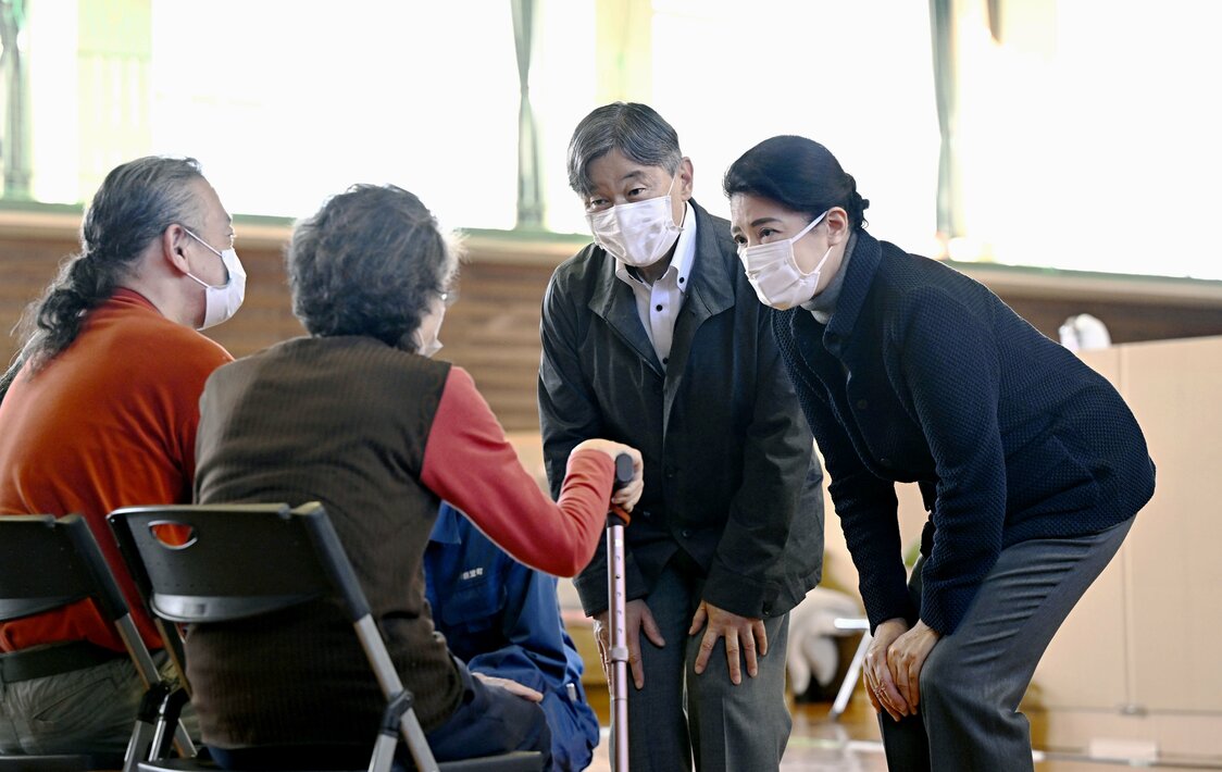 石川県能登町立松波中学校を訪問し、被災者に声を掛けられる天皇、皇后両陛下（2024年4月12日午後、代表撮影）（時事）