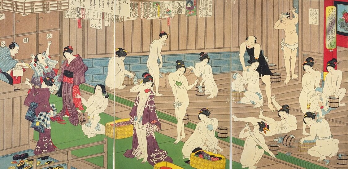 『肌競花の勝婦湯』1868（明治元）年、豊原国周画、国立国会図書館所蔵 : 江戸末期の銭湯を描いた女湯の錦絵。すでに混浴は廃止されている。右上にいる男性は三助（別料金の「流し代」を払った客の背中を流す奉公人）である