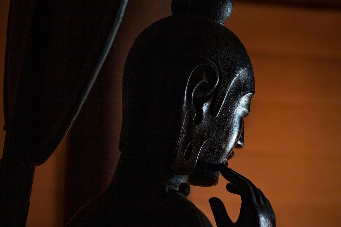 Estatua de ‘bodhisattva’ en posición ‘hanka’