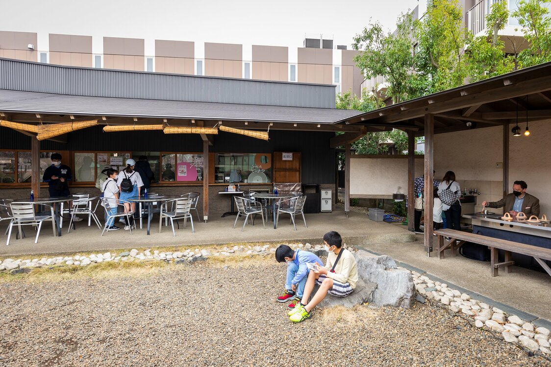 花园咖啡厅位于煎饼烤制体验角旁。除了可搭配煎饼的饮品外，煎饼汤汁乌冬面、草加煎饼健康汉堡包等快餐也很受欢迎