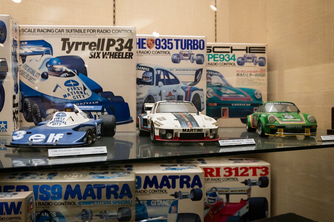 Справа налево: первая радиоуправляемая машина Porsche 934 Turbo, за ней следуют хиты Porsche 935 Turbo и Tyrrell P34