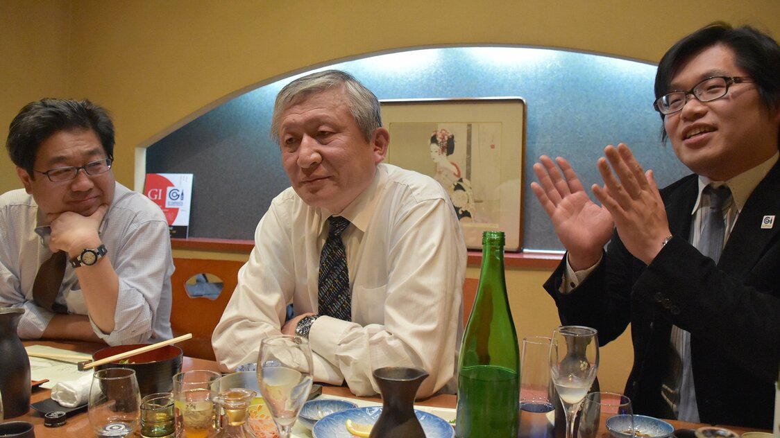 酒談義をかわす（左から）仲野益美さん、小関敏彦さん、後藤隆暢さん