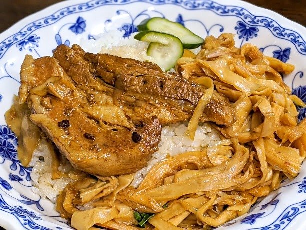 日本の豚肉は豚皮が付いていないので、煮込むとどこか物足りない（筆者提供）