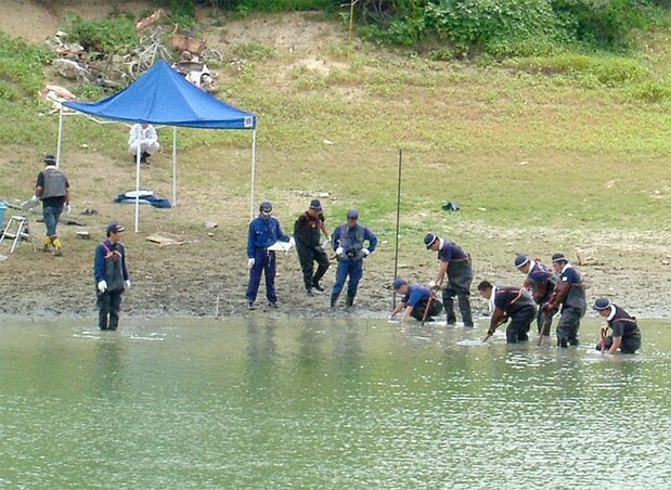 大阪府警搜查员搜查“自杀网站连环杀人案”中嫌犯丢弃被害者挎包等物品的池塘(大阪府和泉市光明池)(2005年8月12日,时事社)