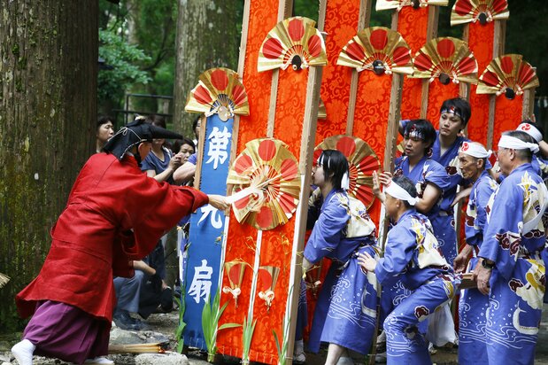 神社的最高神官“宫司”用扇子拍轿的“扇褒”仪式结束后,人们将神轿立在水潭边