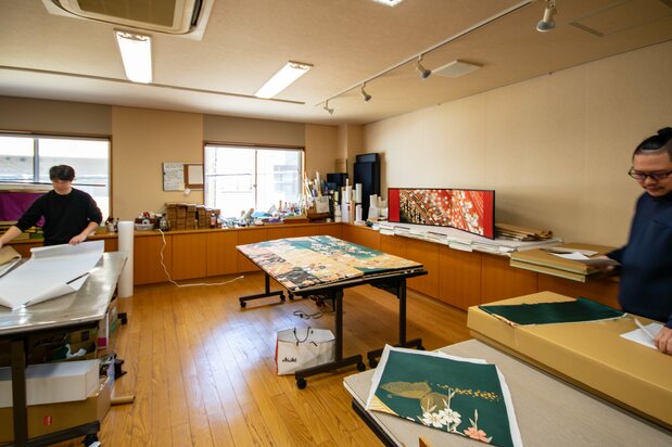 工房での制作風景。依頼から完成まで3カ月かかることも珍しくない
