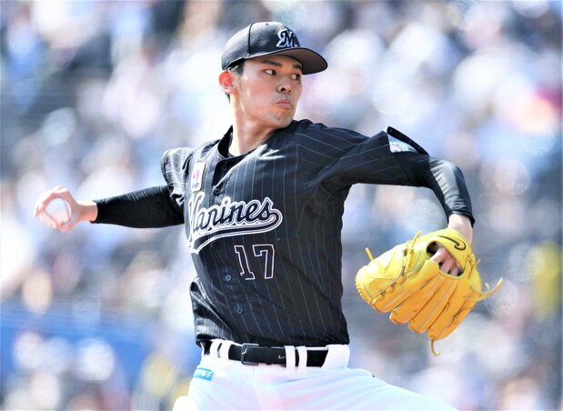 身長190センチの恵まれた肢体から繰り出されるストレートは最速164キロ。21年にチアゴ・ビエイラ（巨人）が投じたNPB記録166キロの更新も時間の問題と言われている（2022年4月10日、千葉・ZOZOマリンスタジアム）時事