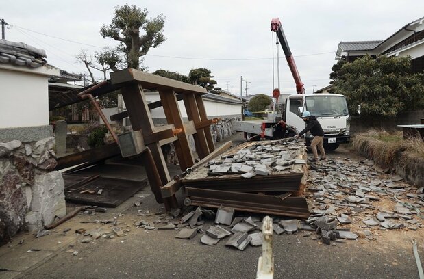 倒壊した住宅の門＝2022年1月22日、大分市（共同）