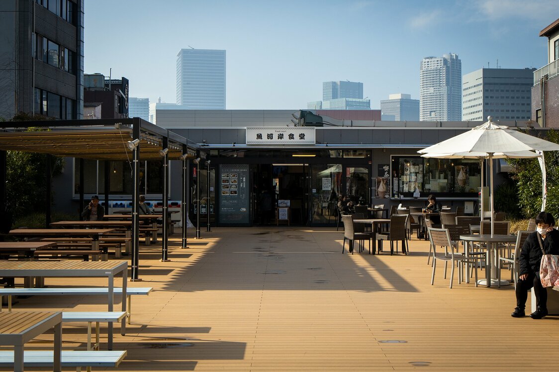 Outdoor seating is available at the Uogashi Shokudō food court on the third floor of the Odawarabashi Building.
