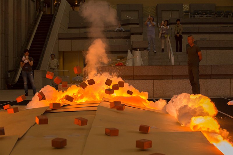 Seasons of Life: Spring, 2015. Gunpowder on canvas. 259 cm x 648 cm. From the artist’s collection; displayed at Ignition, the Yokohama Museum of Art, 2015. Photo by Kamiyama Yōsuke.
