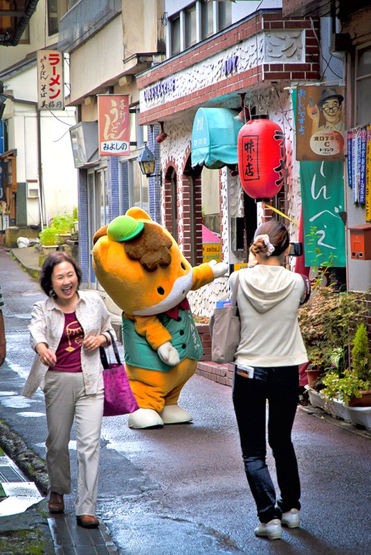 A surprise encounter with Gunma-chan in the Gunma Prefecture hot spring district of Shima Onsen.
