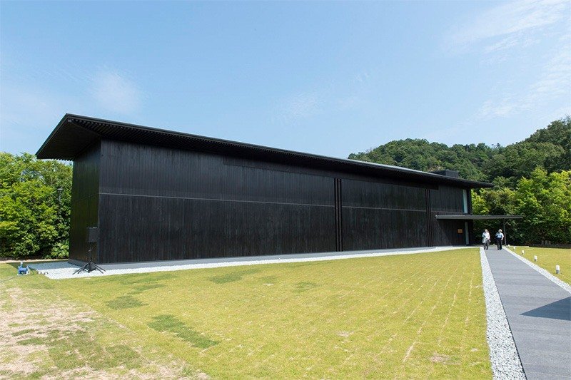 El edificio que ocupa el museo dedicado al pintor Anno Mitsumasa es obra del arquitecto Andō Tadao.