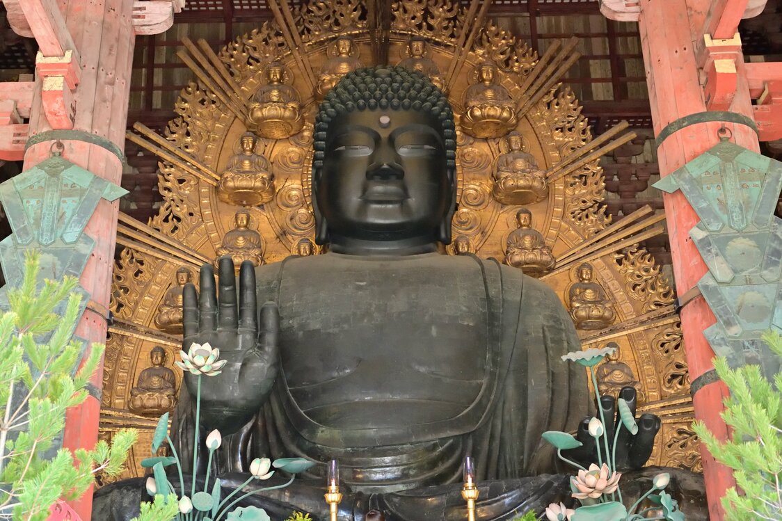 La statue représente le Bouddha Vairocana en position assise.