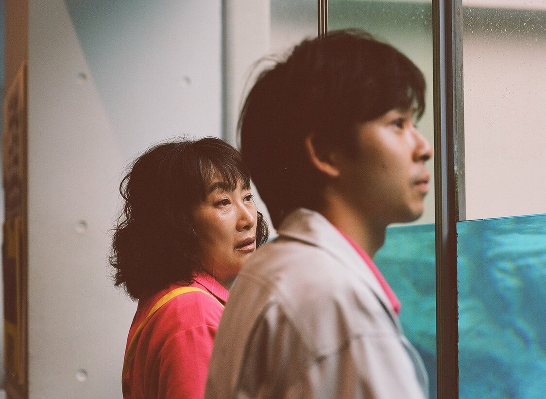 Setsuko observando a su hijo con profundo afecto. ©2020, Comité de Producción de Nakuko wa ineega.