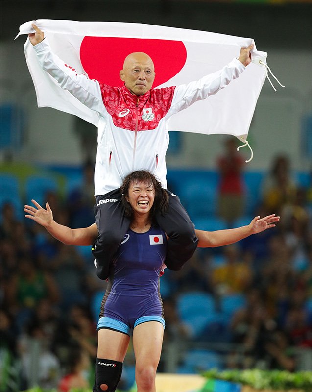 川井梨纱子在自由式摔跤女子63公斤级决赛中击败白俄罗斯选手马马舒克而夺冠，她把领队荣和人（上）扛在肩上庆祝胜利(8月18日)