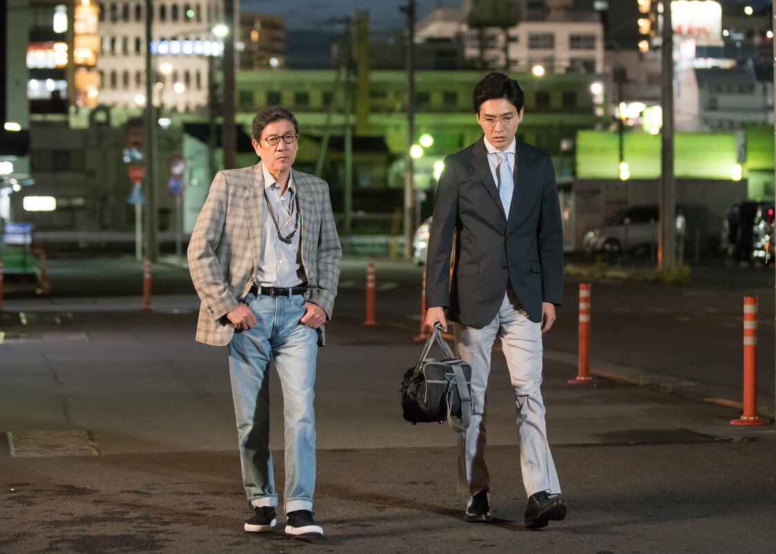在宅医の先輩、長野に悩みを相談する河田　©「痛くない死に方」製作委員会
