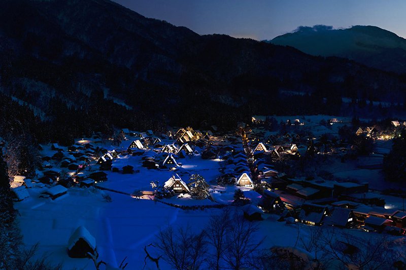 Les illuminations du village de Shirakawa-gô (photo : Somese Naoto)