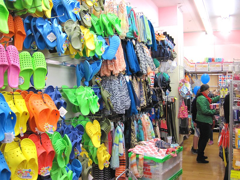 Sandalias, bufandas, gorros y cinturones a 100 yenes.