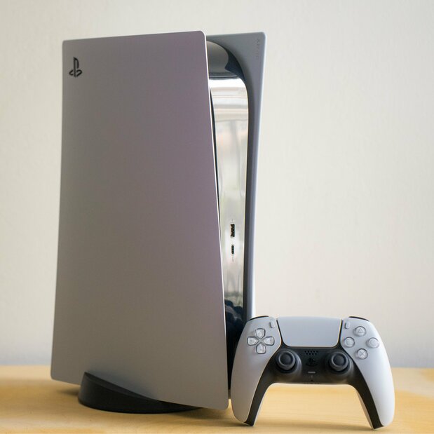 PS5 2020 года получила поддержку 4K-изображения, 3D-звук, новый контроллер с эффектом отдачи и многое другое. Снимок сделан 30 апреля 2023 года (© Никос Пекиаридис, предоставлено Reuters Connect)