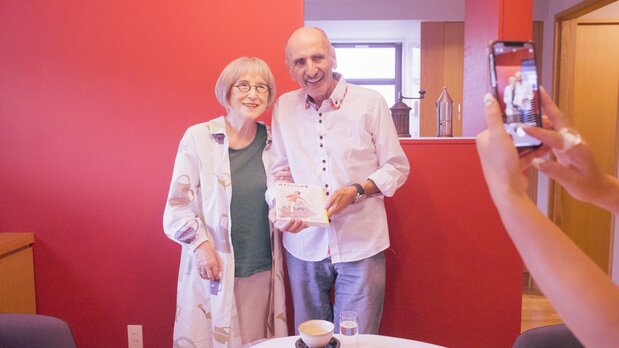 Luizinho visits Kadono at her home, and the two share their memories. (© Kadokawa)