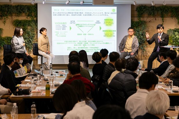 移住セミナーでは12市町村の風土や生活環境について、先輩移住者が詳しく解説。マイクを握るのは、大熊町立「学び舎(や) ゆめの森」の南郷市兵校長