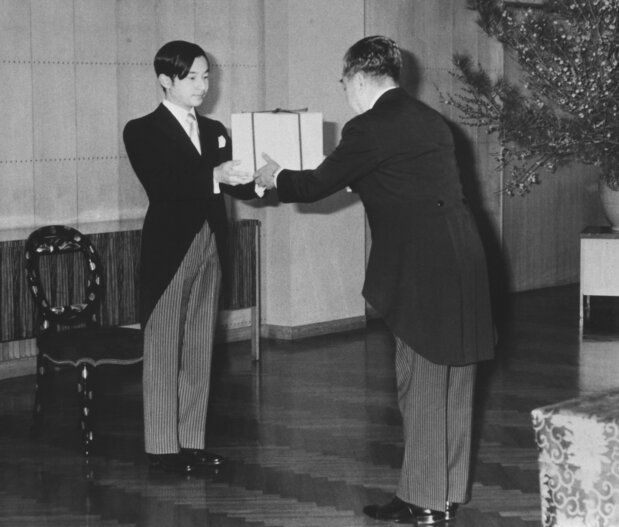 1980年2月23日　天皇陛下のお使いから成年の冠を受けられる浩宮さま（現天皇）（東京・港区の東宮御所）［代表撮影］（時事）
