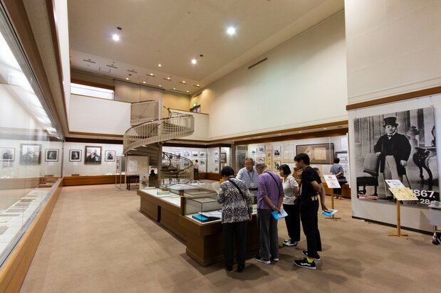 天井が高く、広々とした展示室。解説員が無料で応対してくれるので、予備知識が少なくても十分楽しめる。展示室内は撮影禁止だが、特別に許可を得た