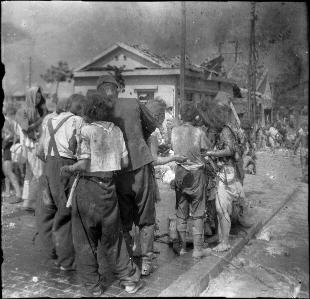 1945年8月6日、松重美人さんが爆心地から約2.2キロの御幸橋西詰めで撮影した市民の惨状。この日夕方までに5枚を撮影した(中国新聞社所有・日本写真保存センター所蔵)
