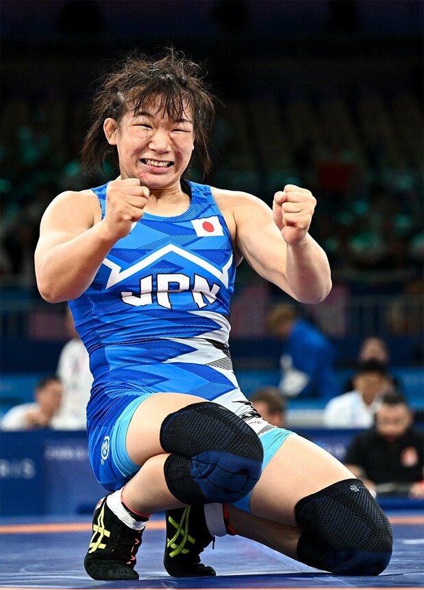 First time Olympian Motoki Sakura celebrates her freestyle wrestling gold in the women’s 62 kg division on August 10, 2024, in Paris, France. (© Reuters)