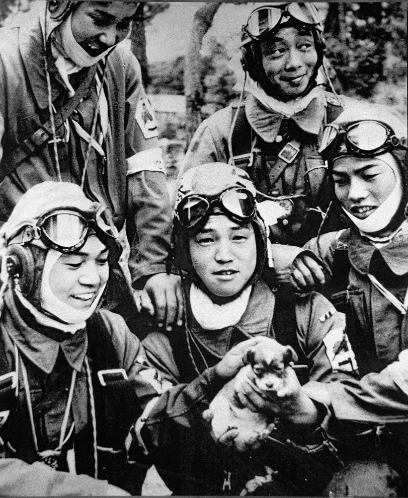 Des membres d’une unité d’attaque-suicide spéciale (kamikazes) avec un chiot. Photo prise le 26 mai 1945 à l’aérodrome Bansei de Kagoshima, deux heures avant leur vol.