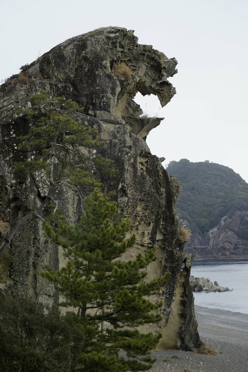The Shishi-iwa with the Onigajō in the background. This rock formation resembles a lion roaring out at the waves. (© Ōsaka Hiroshi)