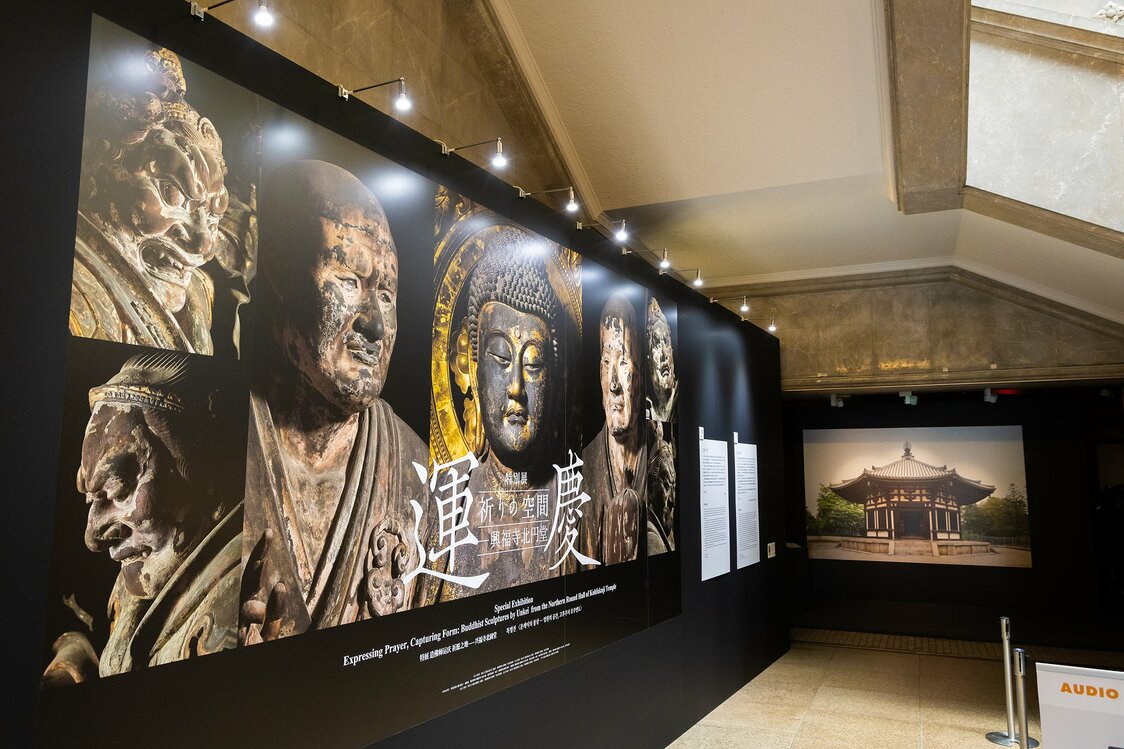 装饰在展厅入口的北圆堂照片（右）