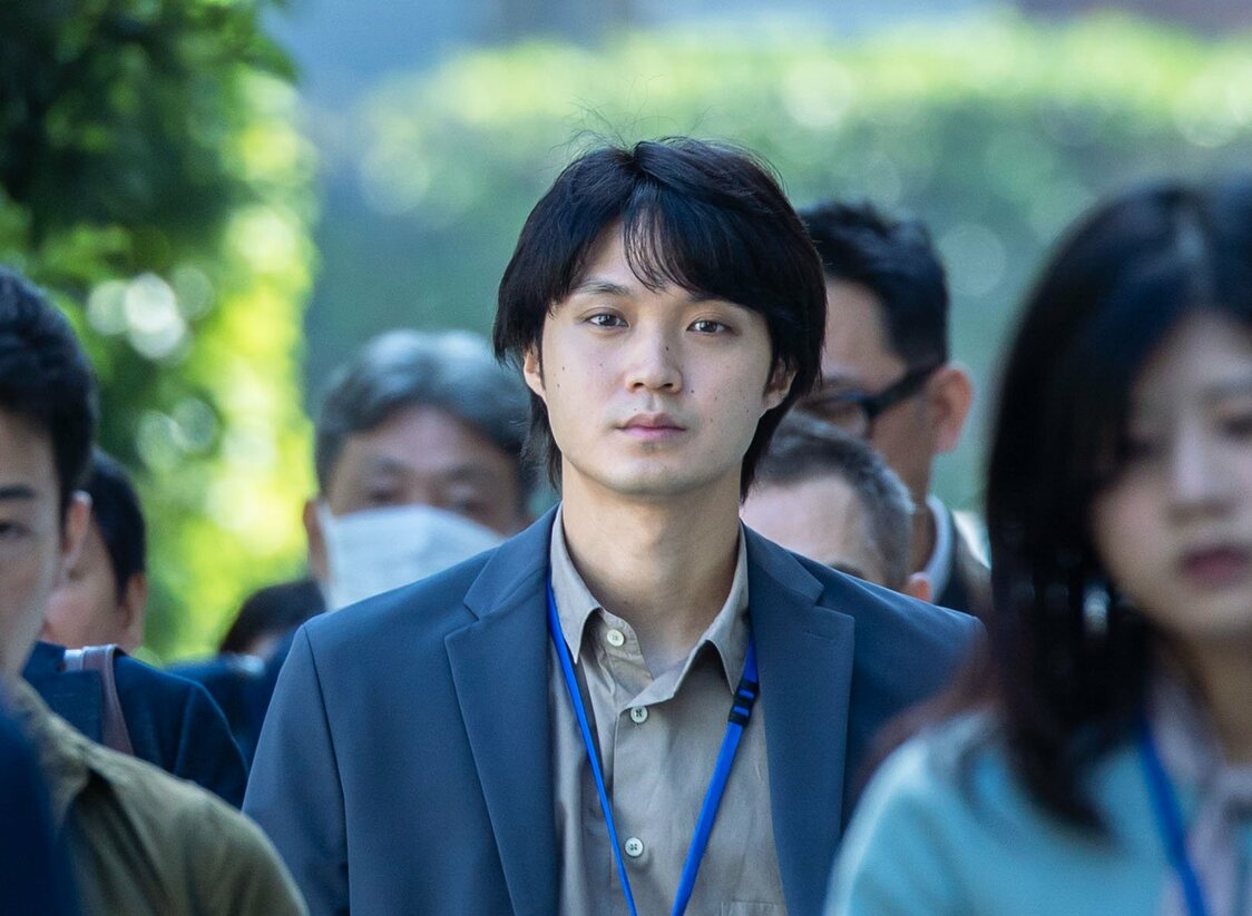 佳道（磯村勇斗）は世間との埋めがたい距離を感じて生きてきた　©2021 朝井リョウ／新潮社　©2023「正欲」製作委員会