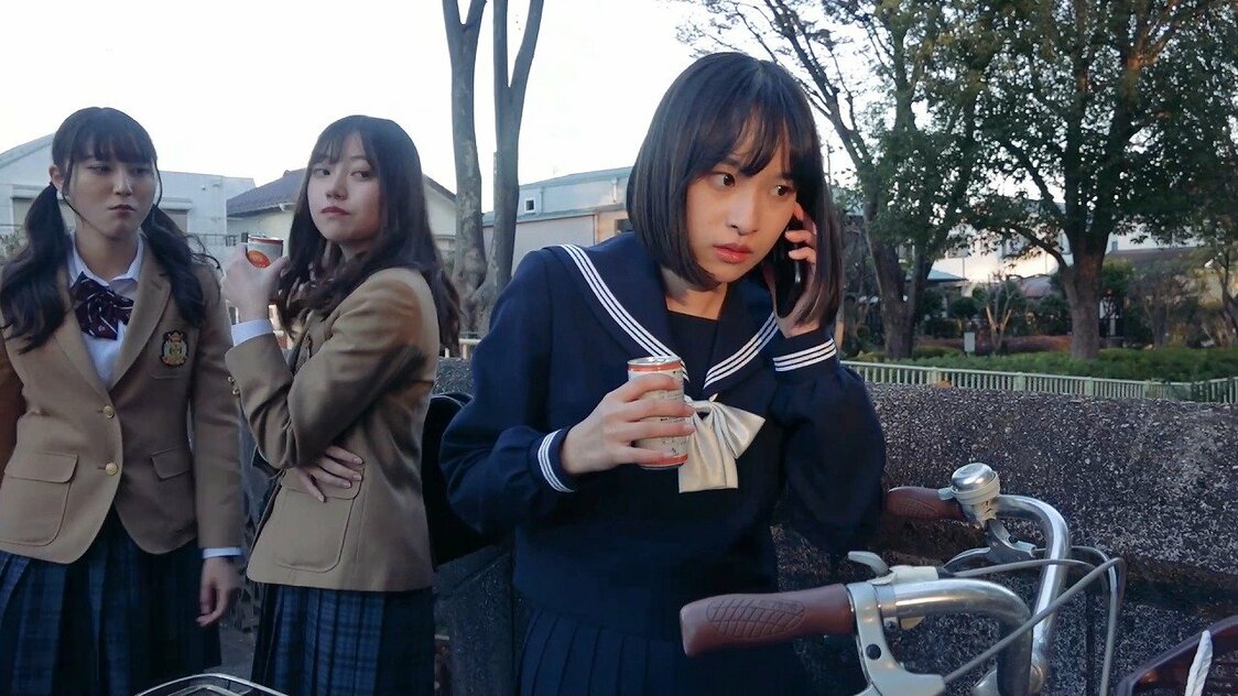 智樹の高校の同級生から二人の関係をしつこく探られる舞　©2021 Sunny Rain