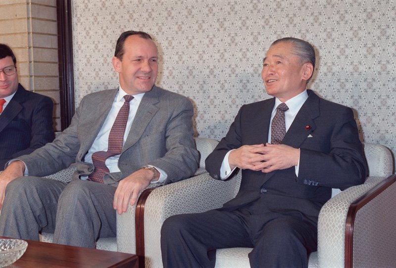 US Ambassador Michael Armacost visits Japanese Prime Minister Takeshita Noboru on his appointment as ambassador (May 18, 1989). (Photo: Jiji Press)
