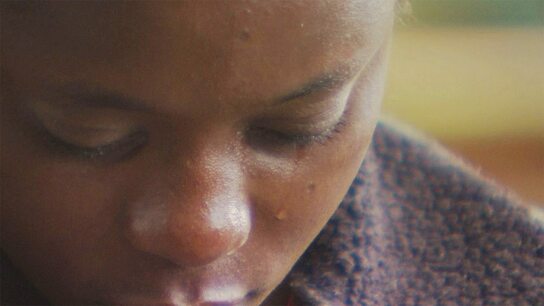 アフリカの紛争地域で多発するレイプの背景にスマホ？ 映画『ムクウェゲ 「女性にとって世界最悪の場所」で闘う医師』