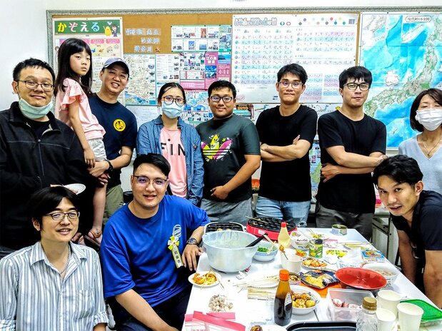 日本語教師がたこ焼きの作り方を教え、日本語、中国語クラスの学生と一緒に調理した。(2020年4月)