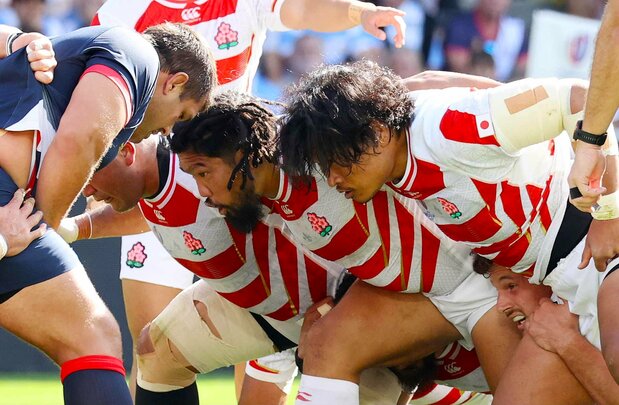 スクラムでは強豪国と互角に渡り合った日本。長年追求するきめ細やかな技術追求の賜物だ(2023年10月8日、フランス・ナント) 時事
