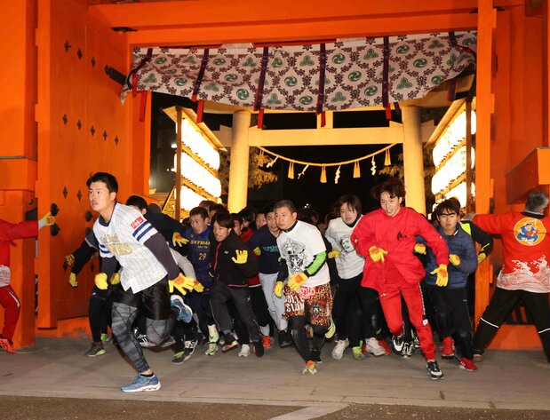 Around 5,000 runners take part to be the “lucky man” of the year in the annual race at Nishinomiya Shrine, in Hyōgo Prefecture, on January 10, 2023. (© Jiji)