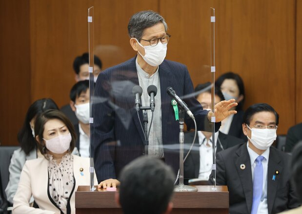 衆院厚生労働委員会で答弁する政府の新型コロナ対策分科会の尾身茂会長（時事）