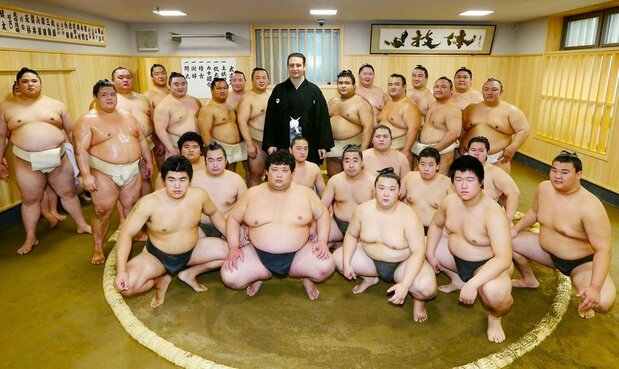 2019年6月鳴戶部屋新開幕，保加利亞出身的前大關琴歐洲・鳴戶親方（中央）與門下弟子和關取們合影留念。有越來越多的力士取得日本國籍及年寄名號，進而成為指導等級的師父親方（東京都墨田區）（共同）