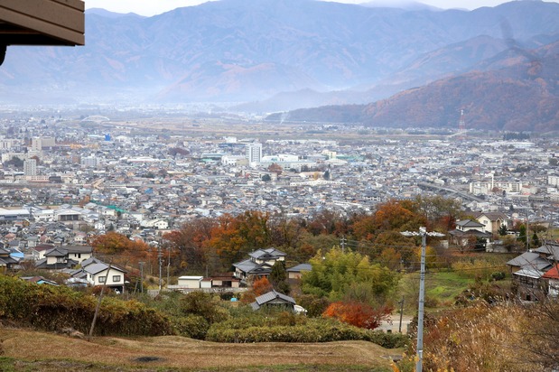 Le paysage urbain de Nagano vu depuis l’établissement pour personnes âgées Nozomi.